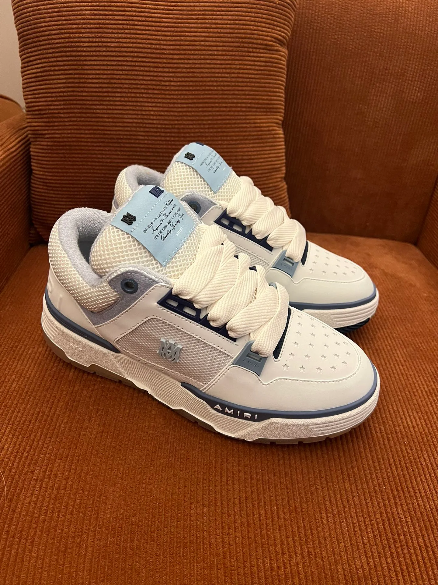 p620💰Men's shoes Amiri Emile's 2023 spring and summer new MA-1 bread shoes, couple models, casual sports shoes, sneakers Amiri gave up the rock punk style in the new season and used a large number of unsaturated colors, Morandi tones, whether you see or wear them, it will make people very happy. The large tongue of the bread shoes continues, shortens the length of the shoe body, thickens the midsole, and the toe part is more rounded. Amiri's brand letters and MA logo appear on the side of the shoe. Fabric: Original customized imported first-layer cowhide + mesh. Lining: Original customized breathable towel lining. Outsole. Foam combination material. Bottom thickness: 4CM. Size: Men's 39-45